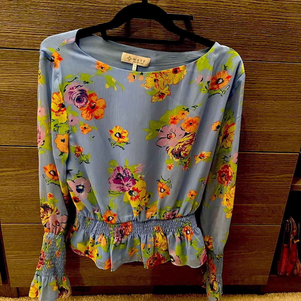 Really cute size M Wayf top
